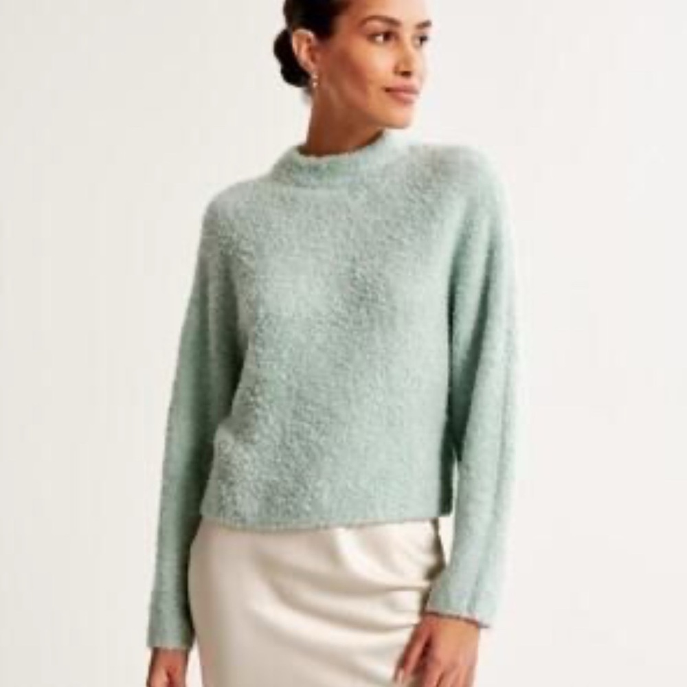 NEW Abercrombie cropped sweater size small/medium NWOT